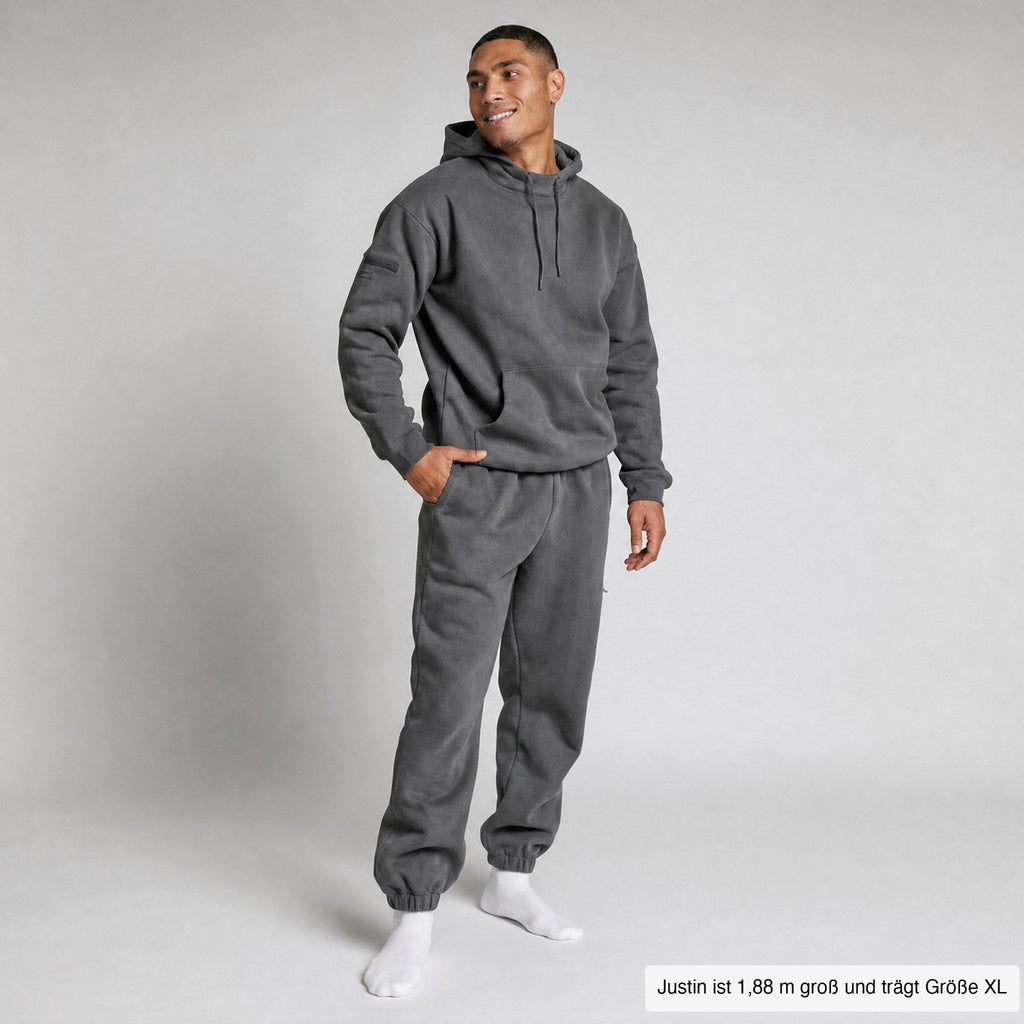 Hoodie in Grau – Justin ist 1,88 m groß und trägt Größe XL