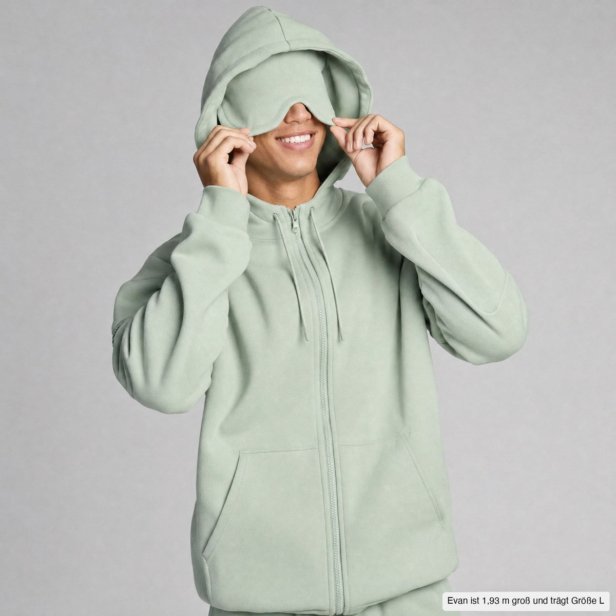 Grüner Hoodie mit Reißverschluss – Evan ist 1,93 m groß und trägt Größe L