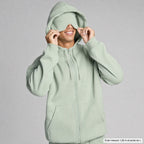Sweat zippé vert – Evan mesure 1,93 m et porte du L