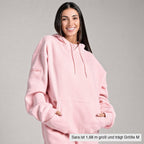 Hoodie in Rosa – Sara ist 1,68 m groß und trägt Größe M