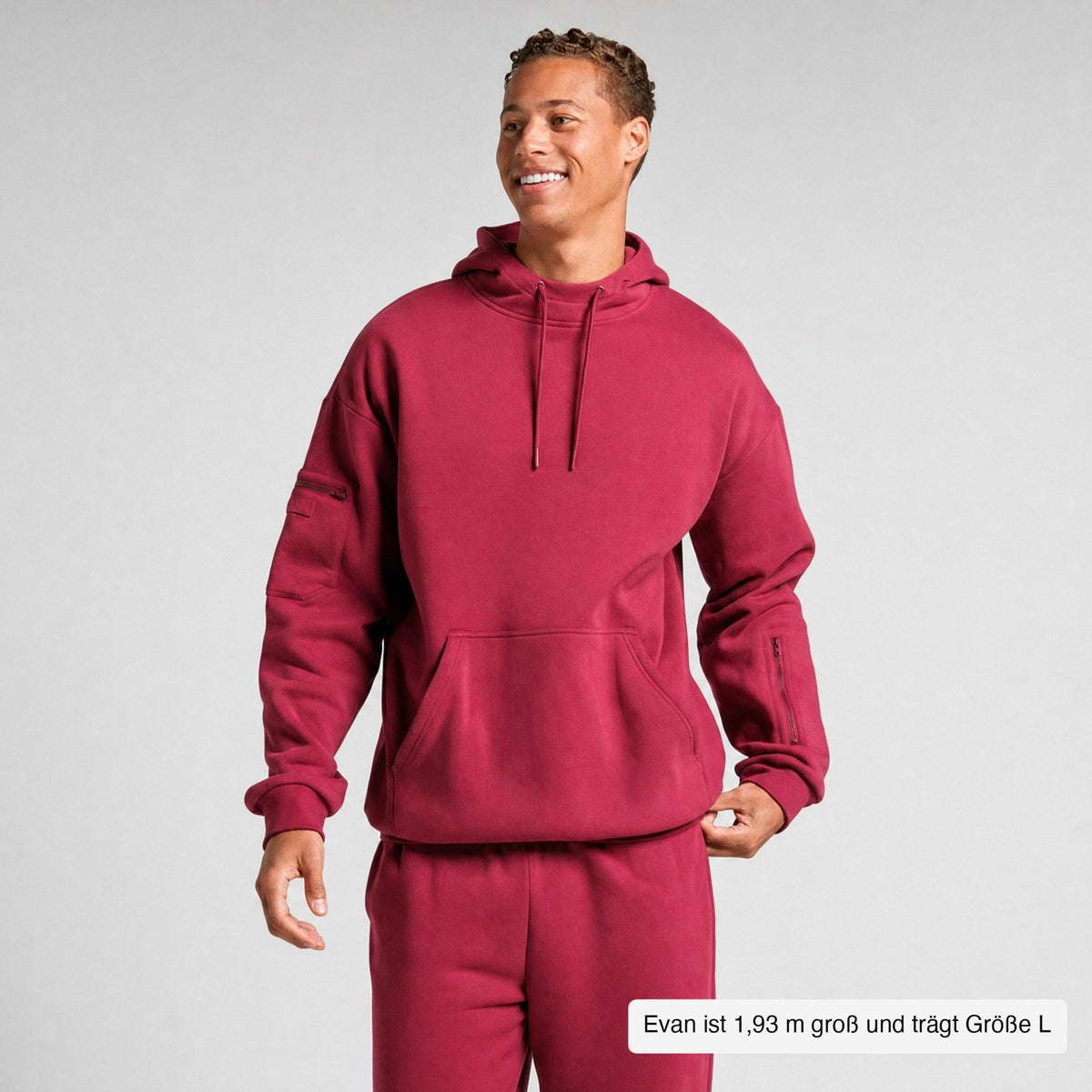 Hoodie in Roségold – Evan ist 1,93 m groß und trägt Größe L